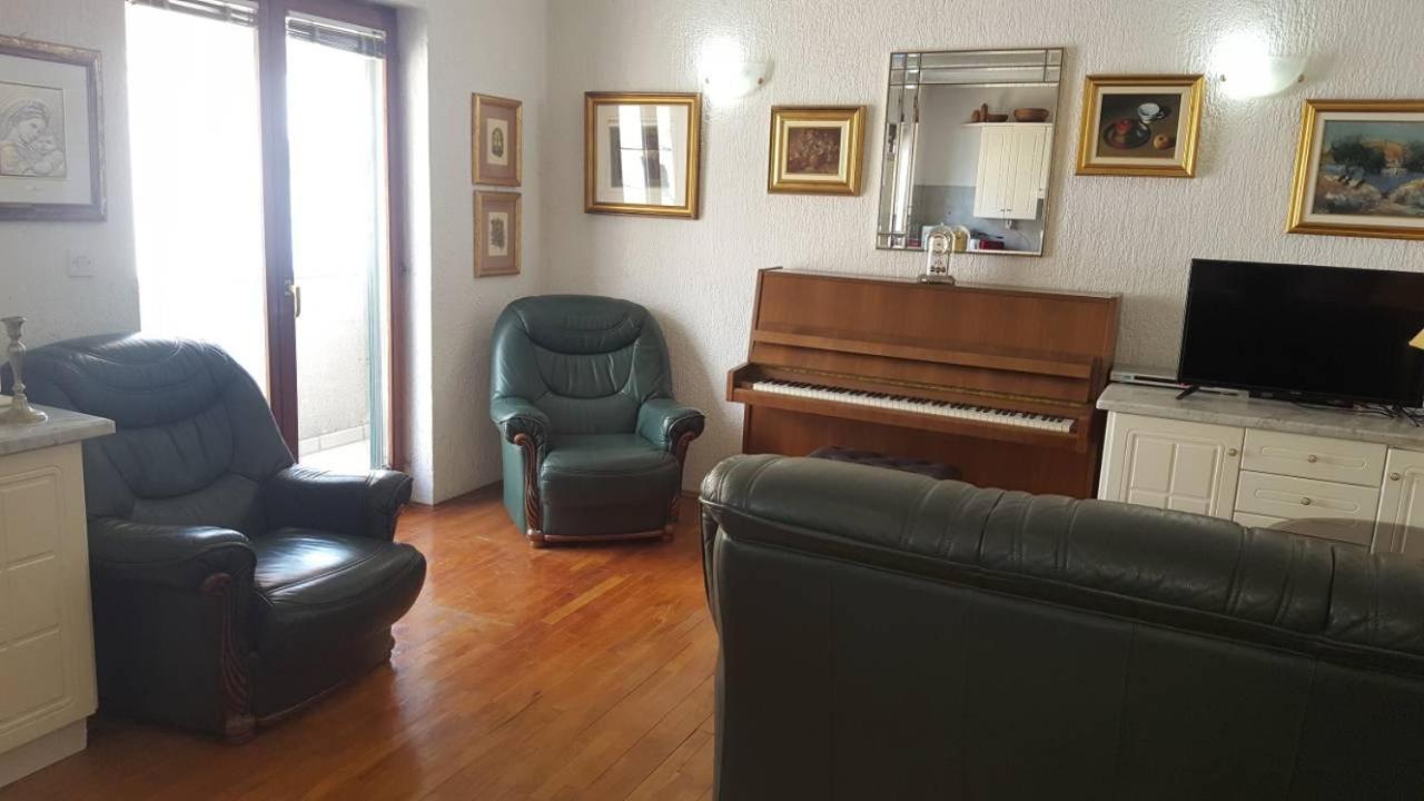 Apartment Sara Pirovac Esterno foto